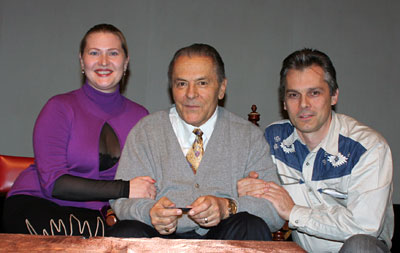 Холотропное дыхание - Holotropic Breathwork™. В центре Станислав Гроф - автор метода. Слева и справа - Ирина и Сергей Попроцкие - ученики.